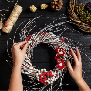 Zdobení adventních věnců - akce pro rodiče s dětmi